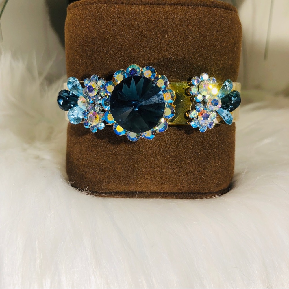 Decorative bracket with shades of blue Rhinestones